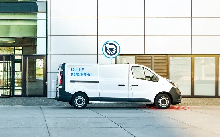 Handwerker nutzt GPS-Tracker zur Sicherung von Werkzeugen und zur Zeiterfassung